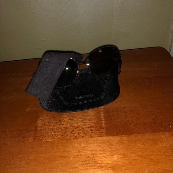 Tom Ford shades with case - Picture 4 of 7